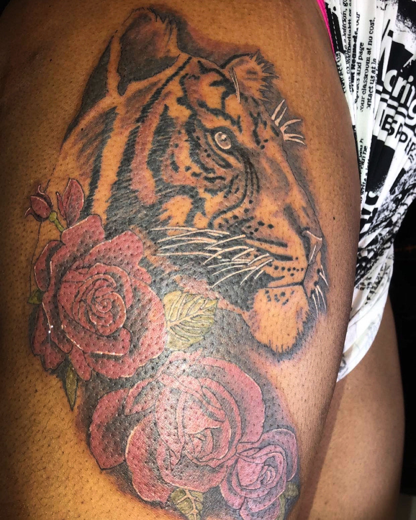 Color realism tiger with roses tattoo on the thigh